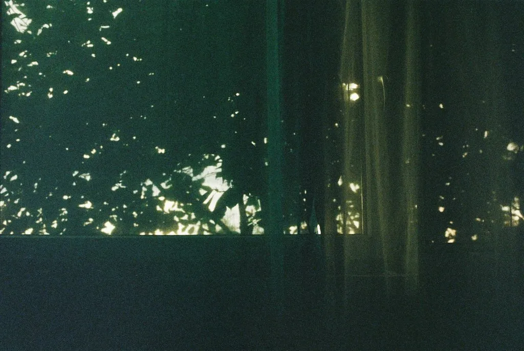 Foto von Vorhängen in grünem Licht